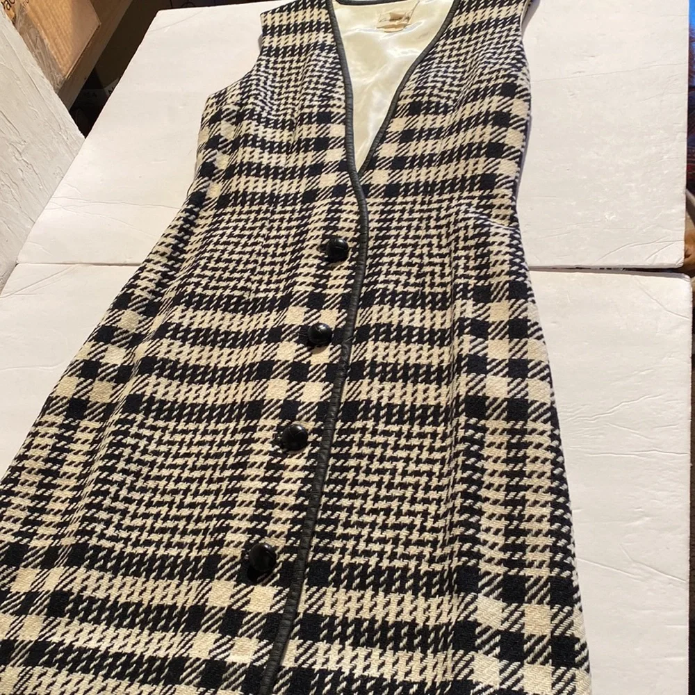 Vintage sleeve less buttons up dress - Picture 3 of 8